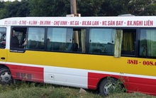 Bị nhắc nhở vì đánh con, hành khách cướp tay lái xe buýt