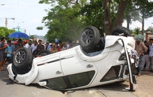Sau tai nạn, tài xế vừa ra khỏi xe đã lấy áo bịt biển số