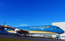 Lạ mắt với máy bay bụng vàng của Vietnam Airlines