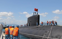 Ngắm cờ Tổ quốc tung bay trên đài chỉ huy Tàu ngầm Hải Phòng