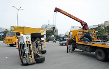 Tông nhau giữa bùng binh, một ô tô lật ngửa