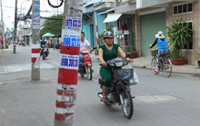 Hàng loạt trụ điện hiên ngang giữa đường