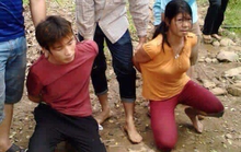 Công an bắn chỉ thiên, nghi can thảm sát quỳ xuống chịu trói