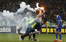 Loại thầy trò HLV Benitez, CĐV Dnipro làm loạn trên sân nhà