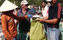 Phát gạo cứu trợ cho con trưởng phó thôn, dân nghèo treo nồi