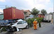 Xe container tông xe 4 chỗ, 2 cha con bị thương