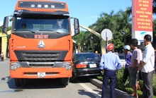 Đi ngược chiều, xế hộp bị xe đầu kéo ép bay lên dải phân cách
