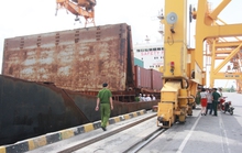 Tàu hàng đứt cáp, 2 người bị hất xuống hầm tàu thiệt mạng