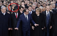 Ông Sarkozy bị chế giễu vì chen lên trước trong tuần hành ở Pháp