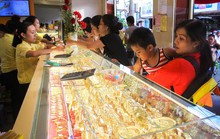 Cơn sốt giá vàng tạm lắng, giá USD vẫn kịch trần