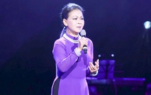 Quá xúc động, Khánh Ly hát trật nhịp ở Hà Nội