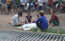 Leo tường rào chơi, bé trai bị cổng sắt sập đè chết