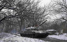 Hàng chục xe tăng từ Nga vào Ukraine giữa lúc đàm phán