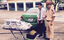 Bị CSGT kiểm tra, bỏ lại 3.275 kíp nổ trên xe taxi Mai Linh