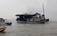 Tàu chở 19 khách du lịch bốc cháy trên Vịnh Hạ Long