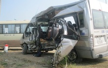 Máy trộn bê tông đập vào sườn xe, hành khách văng ra ngoài