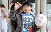 Nhật Bản: Cậu bé bị phạt khóc chạy theo xe bố mẹ