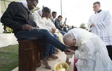 Giáo hoàng Francis rửa chân cho người tị nạn Hồi giáo