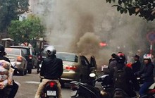 “Xế hộp” đang lưu thông bất ngờ cháy dữ dội trên phố