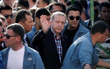 Máy bay chở ông Erdogan bị F-16 ngắm bắn