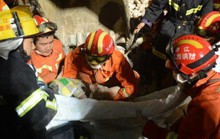 Sập nhà, bé gái sống sót trong vòng tay cha mẹ