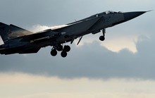 Chiến đấu cơ MiG-31 của Nga chặn máy bay trinh sát Mỹ
