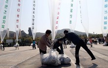 Triều Tiên phóng giấy toilet bẩn sang Hàn Quốc
