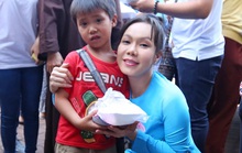 Việt Hương trao cơm từ thiện tại Đồng Nai