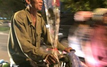 Xúc động với bó hoa 10.000 của người đàn ông mua tặng vợ