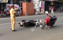 Hai xe máy đấu đầu, cô gái trẻ nguy kịch
