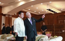 Tổng thống Duterte hát karaoke với thủ tướng Malaysia