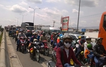 Dân miền Tây đổ về TP HCM đông nghẹt Quốc lộ 1