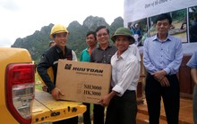 CHƯƠNG TRÌNH “ÁNH SÁNG TRONG LŨ” CỦA BÁO NGƯỜI LAO ĐỘNG: Trao 15 máy phát điện cho người dân Quảng Bình