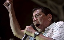 Họp báo nửa đêm, ông Duterte đuổi hết người cũ