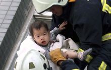 Cận cảnh những em bé thoát khỏi động đất Đài Loan