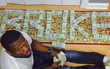 Rapper 50 Cent khốn đốn vì khoe ảnh chụp với tiền