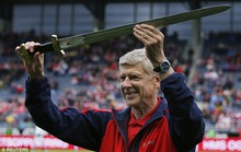 HLV Wenger nhận bảo kiếm, Arsenal thắng tưng bừng
