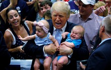 Bị làm phiền, ông Trump tống cổ em bé khỏi buổi diễn thuyết