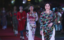 Trình diễn thời trang áo dài trên phố đi bộ Nguyễn Huệ