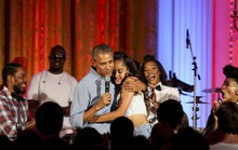 Tổng thống Obama hát mừng sinh nhật con gái
