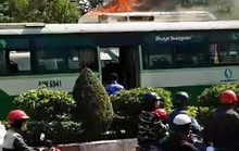 Xe buýt đang chạy bất ngờ bốc cháy giữa Sài Gòn