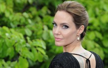 Angelina Jolie vất vả giúp các con đỡ nhớ nhà