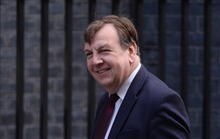 Vướng bê bối gái bán dâm, bộ trưởng Anh bịt miệng báo chí?