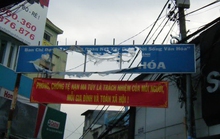 Bảng hiệu khu phố văn hóa rách nát