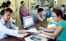 Đang làm thủ tục cho người lao động
