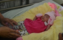Hi hữu cứu sống bé gái hơn 5 tháng tuổi đã chào đời