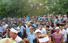 Òa khóc đón đại tá phi công Trần Quang Khải