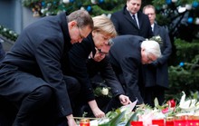 “Bom hẹn giờ” thử thách bà Merkel
