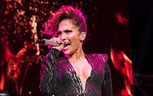 Jennifer Lopez gặp sự cố “đỏ mặt” trên sân khấu