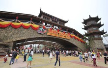 Tỉ phú giàu nhất TQ mở công viên giải trí tuyên chiến Disney